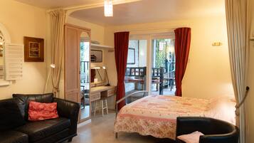 2 soverom, skrivebord, strykejern/-brett og reiseseng for barn