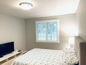 4 bedrooms, iron/ironing board, free WiFi, bed sheets - "The Cottage at Spruce" Tranquil, Cozy and Rustic (Burlington)