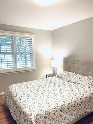 4 bedrooms, iron/ironing board, free WiFi, bed sheets - "The Cottage at Spruce" Tranquil, Cozy and Rustic (Burlington)