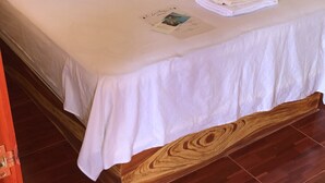 Classic Double Room | WiFi (free), bed sheets - Los Amigos (Santa Maria Colotepec)