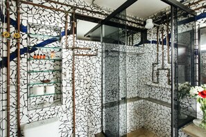 Regadera, toallas, jabón, papel de baño 