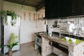 Geladeira, fogão, cooktop, cafeteira/chaleira