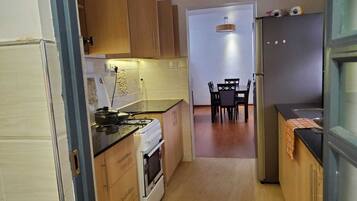 Full-sized fridge, microwave, oven