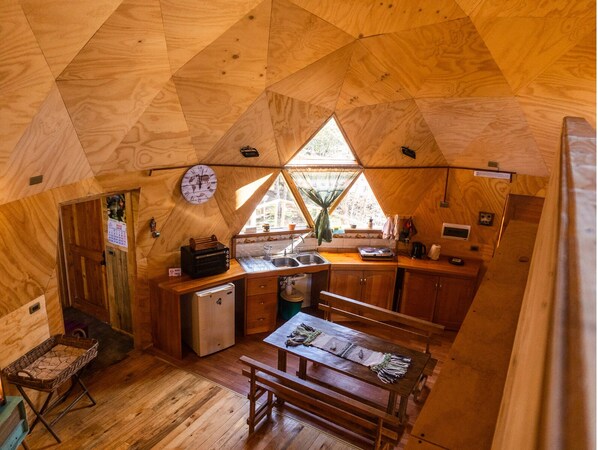 Kühlschrank, Ofen, Wasserkocher mit Kaffee-/Teezubehör, Wasserkocher