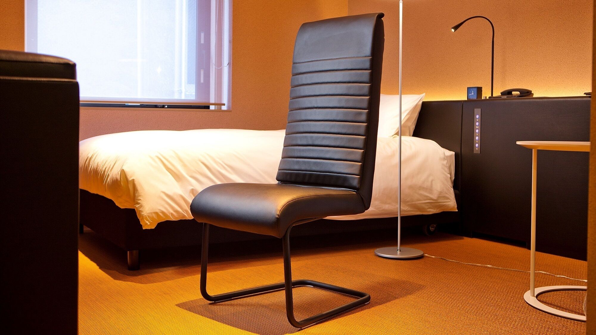 Zimmersafe, Schreibtisch, Verdunkelungsvorhänge, Bügeleisen/Bügelbrett