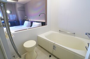 Quarto duplo, para não fumantes (C, 25 square meter(110x200 2 beds)) | Banheiro | Produtos de toalete grátis, secador de cabelo, chinelos
