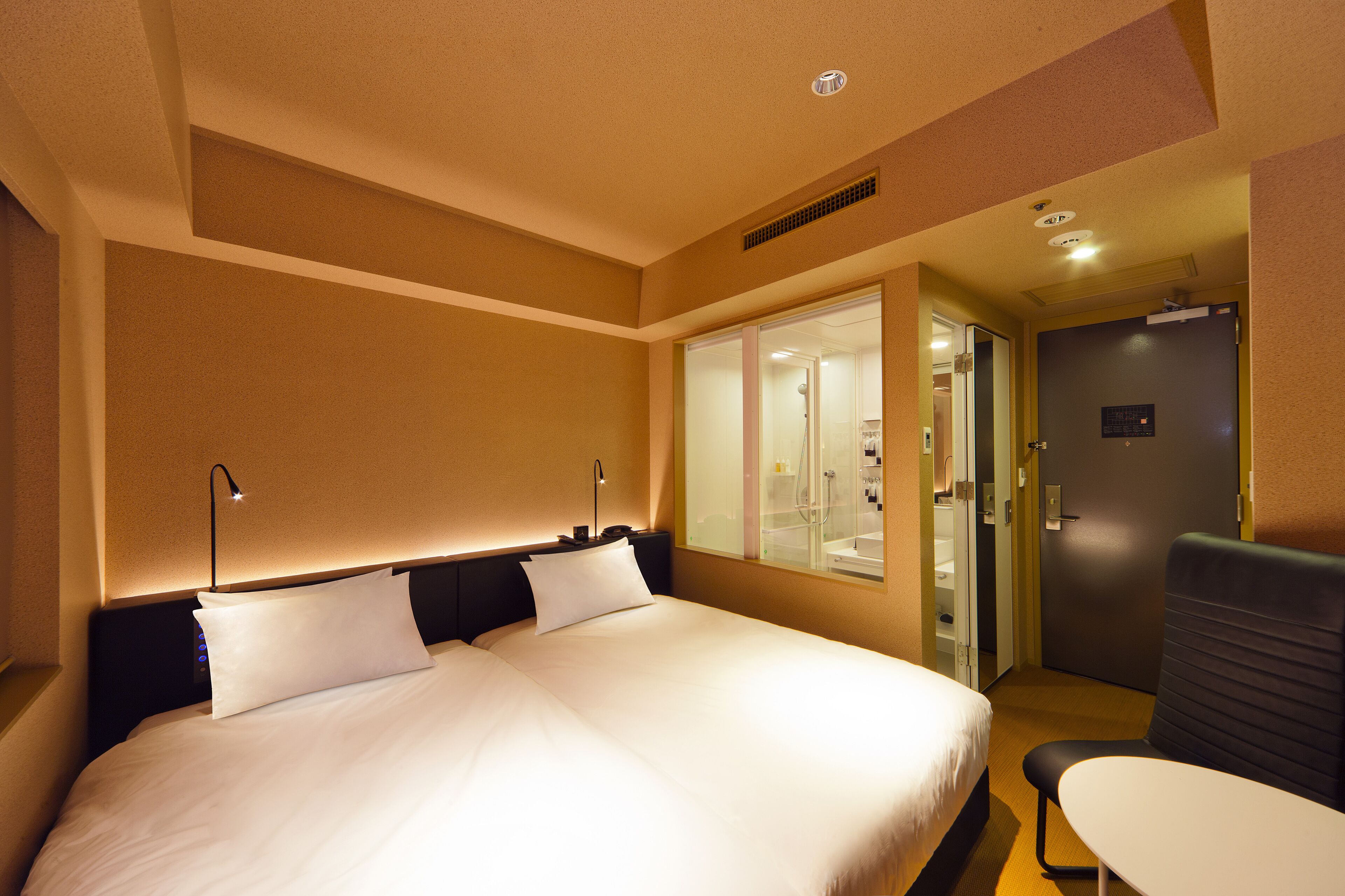 Tvåbäddsrum - icke-rökare (A,18.4 sqm, Shower Booth Only) | Värdeförvaringsskåp på rummet, skrivbord och mörkläggningsgardiner