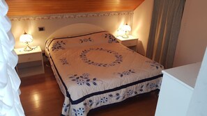 2 quartos, ferros/tábuas de passar roupa, berço de viagem