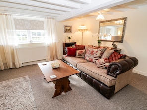 Cottage | Living room | Fireplace - Manor House Farm Cottage (Saltburn-by-the-Sea)