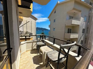 Standard-Doppelzimmer, Balkon, eingeschränkter Meerblick | Kostenloses WLAN, Bettwäsche