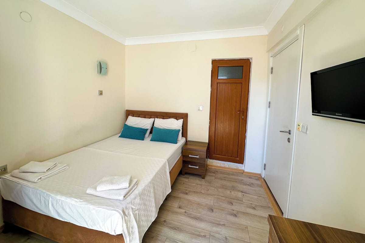 Habitación doble estándar, 1 cama matrimonial, vista al jardín | Wifi gratis y ropa de cama