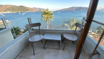Classic Single Room | In-room dining