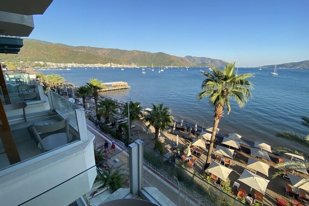 REIS BEACH HOTEL&RESTAURANT