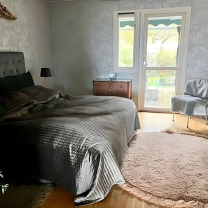 3 bedrooms, iron/ironing board, travel cot, free WiFi