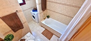 Ensemble douche/baignoire, sèche-cheveux, serviettes fournies