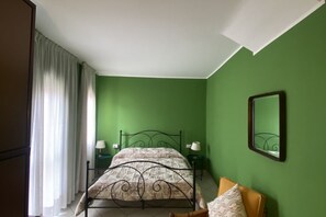 2 bedrooms, in-room safe, desk, iron/ironing board