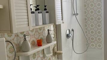 Vasca, asciugacapelli, bidet, asciugamani