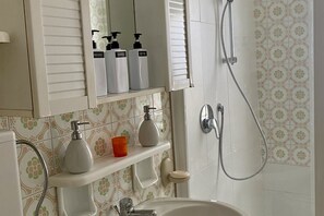 Badekar, hårtørrer, bidet, håndklæder