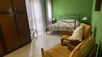 2 chambres, coffres-forts dans les chambres, bureau