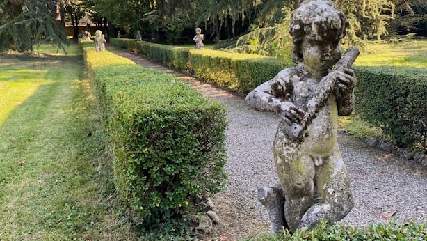 Exterior detail - The Patio near Bergamo with a summer pool (Mozzo)