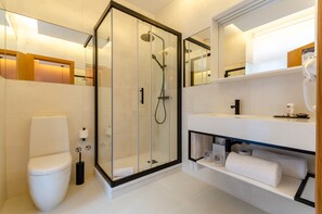 Standard Double or Twin Room | Bathroom | Shower, rainfall showerhead, free toiletries, hair dryer - Rossio Plaza Hotel (Lisbon)