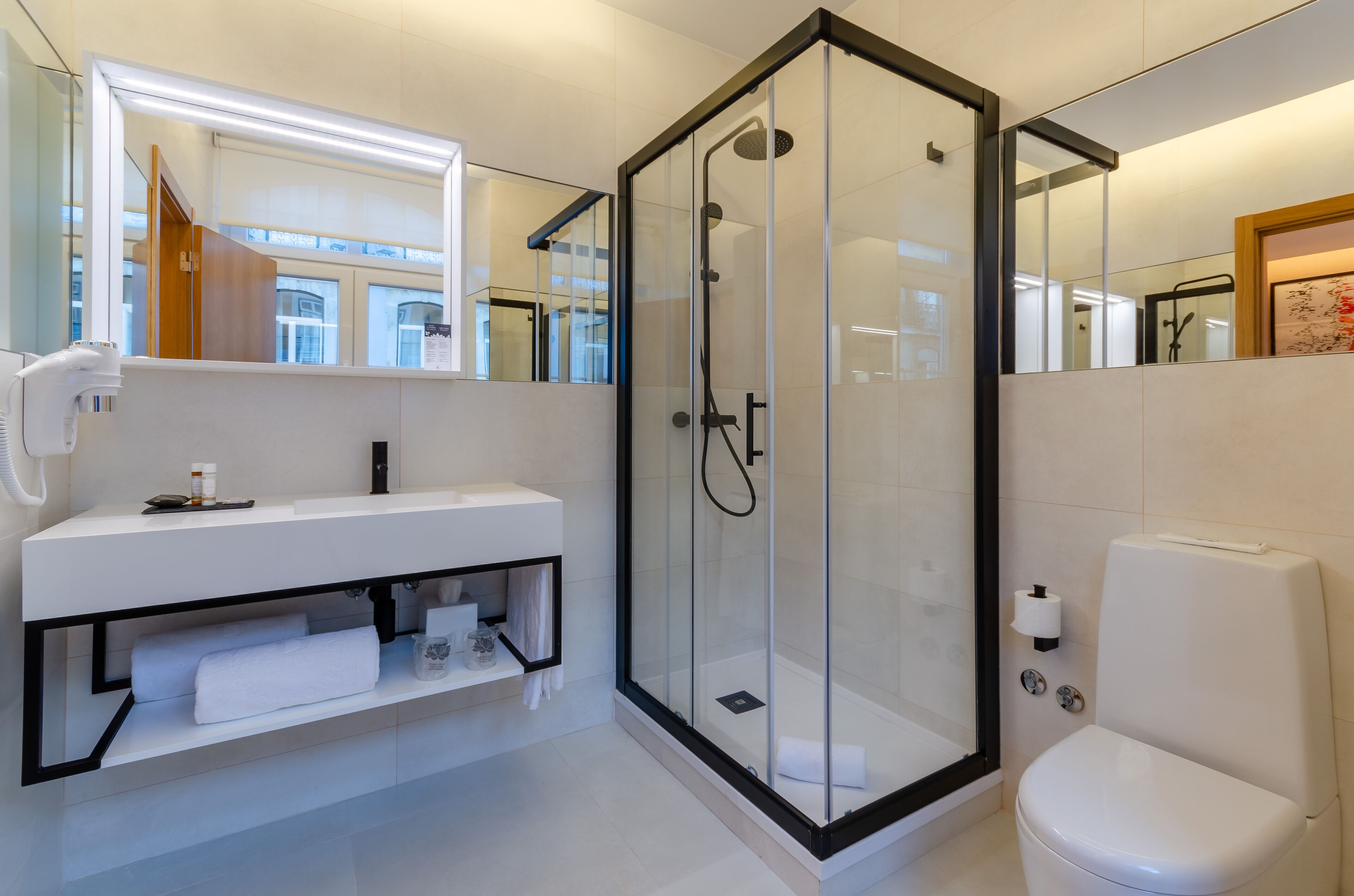 高級雙人或雙床房 | 浴室 | 淋浴設備、雨淋花灑、免費梳洗用品、風筒