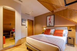 Mansard Room | Roupas de cama antialérgicas, frigobar, cofres nos quartos