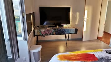 5 bedrooms, desk, bed sheets