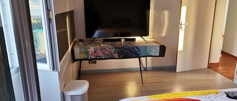 5 bedrooms, desk, bed sheets
