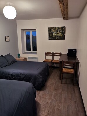 5 dormitorios, escritorio, ropa de cama