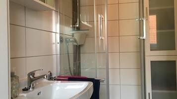 Dusche, Haartrockner, Handtücher, Seife