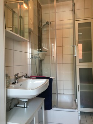 Shower, hair dryer, towels, soap - Time for two on the vineyard - cozy vacation apartment! (Ebstorf)