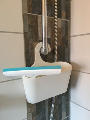 Douche, sèche-cheveux, serviettes fournies, savon