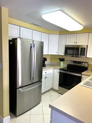 Microwave, dishwasher, coffee/tea maker, toaster - XPLORIE ACTIVITIES & LINENS INCLUDED*!  Close to shopping, restaurants, community center, park & more! (Ocean City)