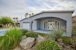 Exterior - Spacious modern 3BR Saltwater Pool & Hot Tub, BBQ (Palm Springs)