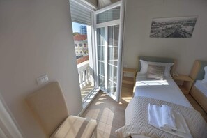 Standard Double Room | Free WiFi, bed sheets - Daisy Dot Hotel (Abbottabad)