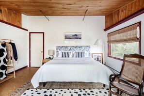4 bedrooms, iron/ironing board, WiFi, bed sheets - Berkshires / Great Barrington Chic & Cozy, Sleeps 10 (Great Barrington)