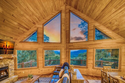 Endless Views, Secluded Cabin Hot Tub & Fireplaces