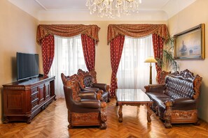 Apartment Astronomical Clock | Living area | Flat-screen TV