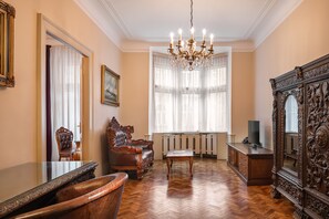 Apartment Astronomical Clock | Living area | Flat-screen TV