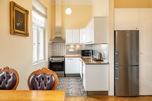 Apartman the Estate theater | Eigene Küche | Großer Kühlschrank, Herdplatte, Wasserkocher
