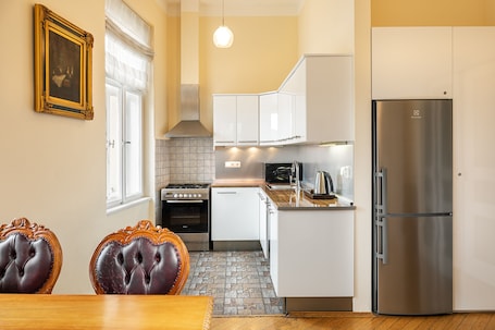 Apartment Estates Theatre | Private kitchen | Full-size fridge, stovetop, coffee/tea maker, electric kettle