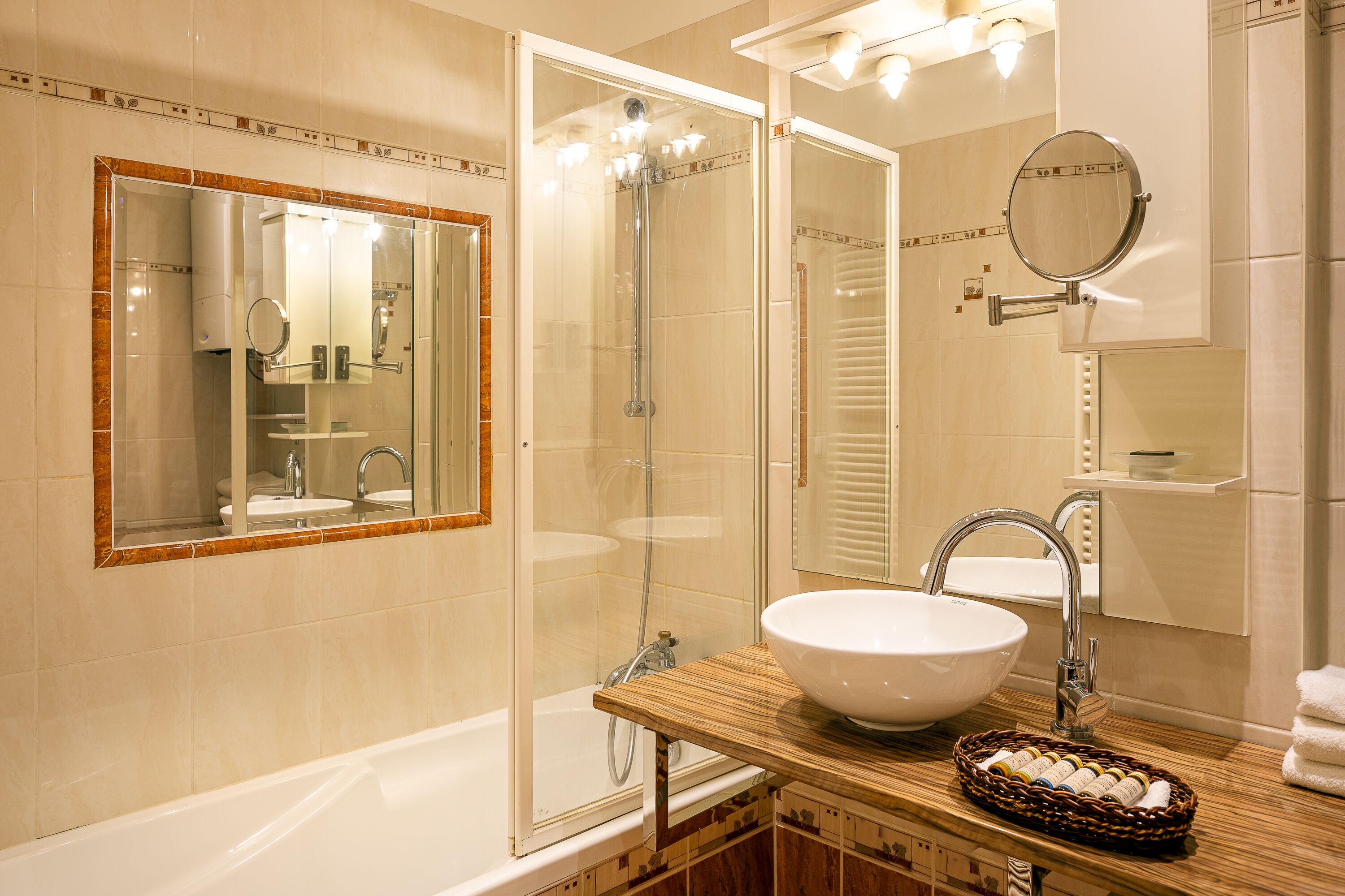 Apartman the Estate theater | Salle de bain | Articles de toilette gratuits, sèche-cheveux, serviettes fournies, savon