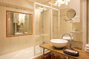 Apartman the Estate theater | Baño | Amenidades de baño gratuitas, secadora de cabello, toallas, jabón