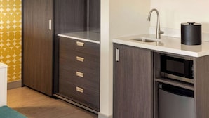 مكتب ومساحة عمل للكمبيوتر المحمول ومكواة/لوح كي وواي فاي مجانًا