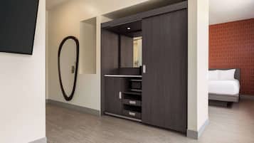 Rom, 1 kingsize-seng, ikke-røyk | Skrivebord, skrivebord for bærbar PC og strykejern/-brett