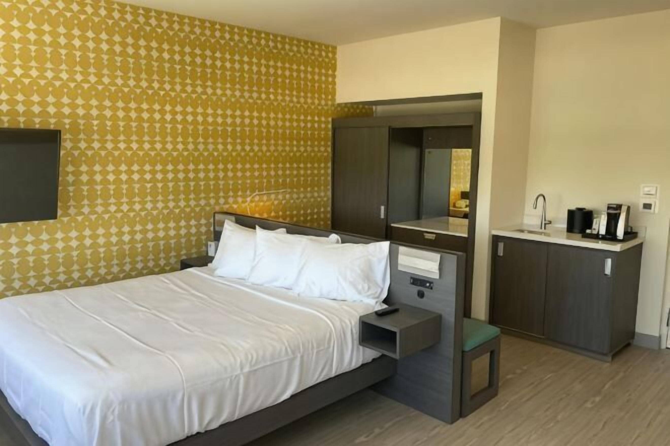 Desk, laptop workspace, iron/ironing board, free WiFi