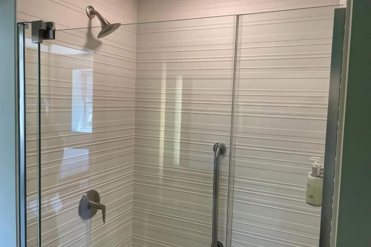 Salle de bain | Douche, articles de toilette (gratuits), séchoir à cheveux