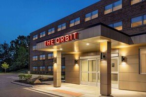 Exterior - The Orbit Hotel, Trademark Collection by Wyndham (Fairview Park)