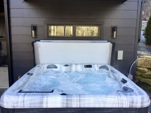 Outdoor spa tub - Luxurious Retreat w/Hot Tub by DuPont; mins to Pisgah, Brevard & Hendersonville (Hendersonville)